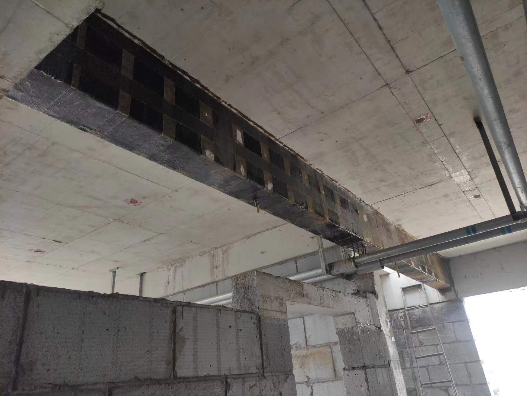 黔东南现浇楼板开洞运用碳纤维加固和粘钢加固